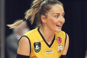 斯瓦泰克赛后谦逊发言登热搜，拜仁慕尼黑大胜费内巴切引发热议(斯瓦泰克赛后)