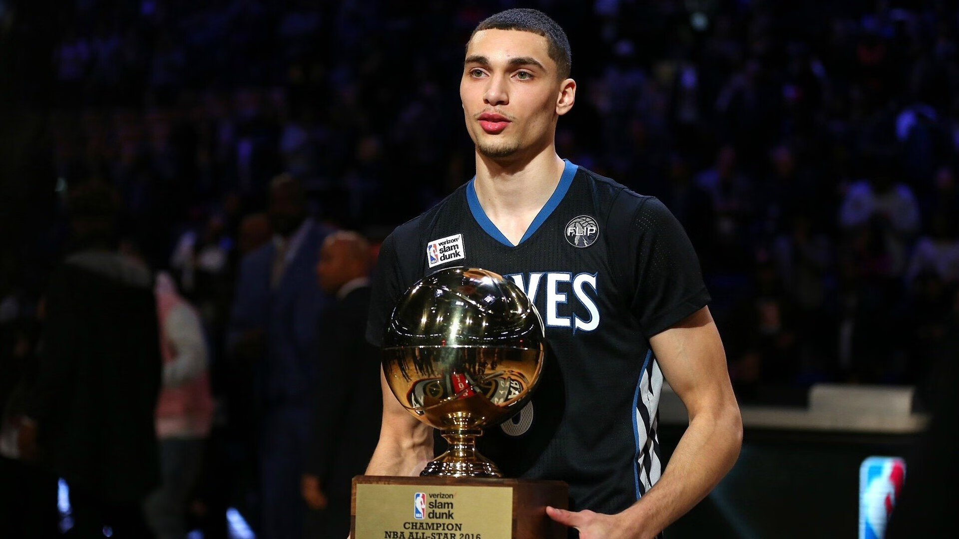 重要助攻引爆全场！，莱万多夫斯基意外战胜DWG赛场气氛高涨